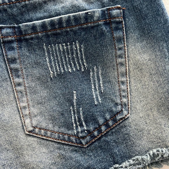 Forever 21 denim shorts with lace appliqué. Size 28 - Picture 6 of 14